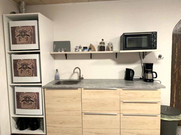 I vores fællesrum er et te-køkken med to kogeplader, en lille ovn og et lille køleskab til hver værelse