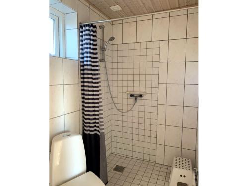 Badeværelse med brusebad