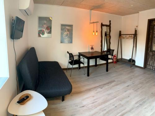 Spisebord med 2 stole