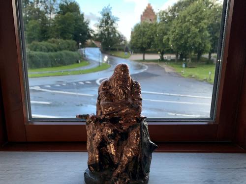 Holger Danske med udsigt til vejen