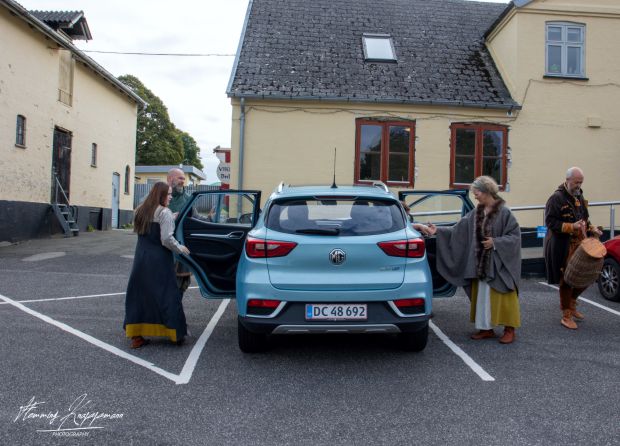 Parkering ved VikingBnB med god plads.