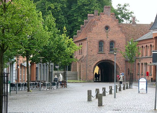 Sorø er kendt for sin klosterkirke, søerne og de rolige skovstier – et oplagt sted at gå en tur og mærke historien helt tæt på.